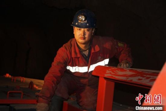 鏡鐵山礦位于祁連山南山山脈中段，是一個高海拔、高山型井下礦山，空氣稀薄，自然條件惡劣。圖為謝生瑞在礦區(qū)。(資料圖)受訪者供圖